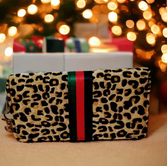 Women's Luxury Designer Cheetah Print Faux Fur Zip Around Wristlet Wallet - Picture 7 of 8